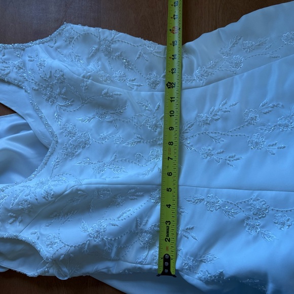 Elegant White Wedding Dress - Picture 15 of 16